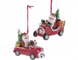 Санта в машине с елкой и подарками